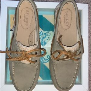 Women’s Sperry Shoe Size 6 in women